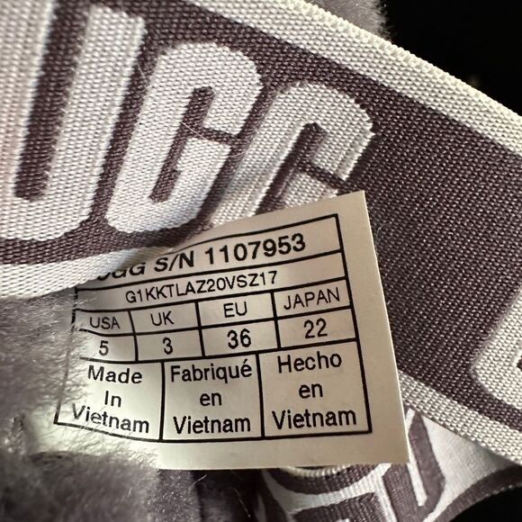 UGG Brand New Fluff Yeah Slide
Sandals Size 5 - Gray - Picture 11 of 17